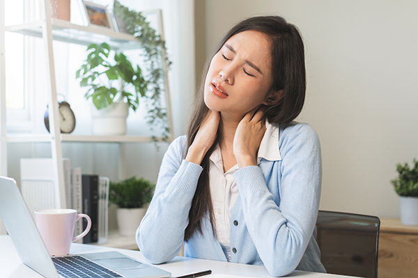 Nhiều người đang tự hủy hoại đốt sống cổ vì dùng laptop- Ảnh 1.