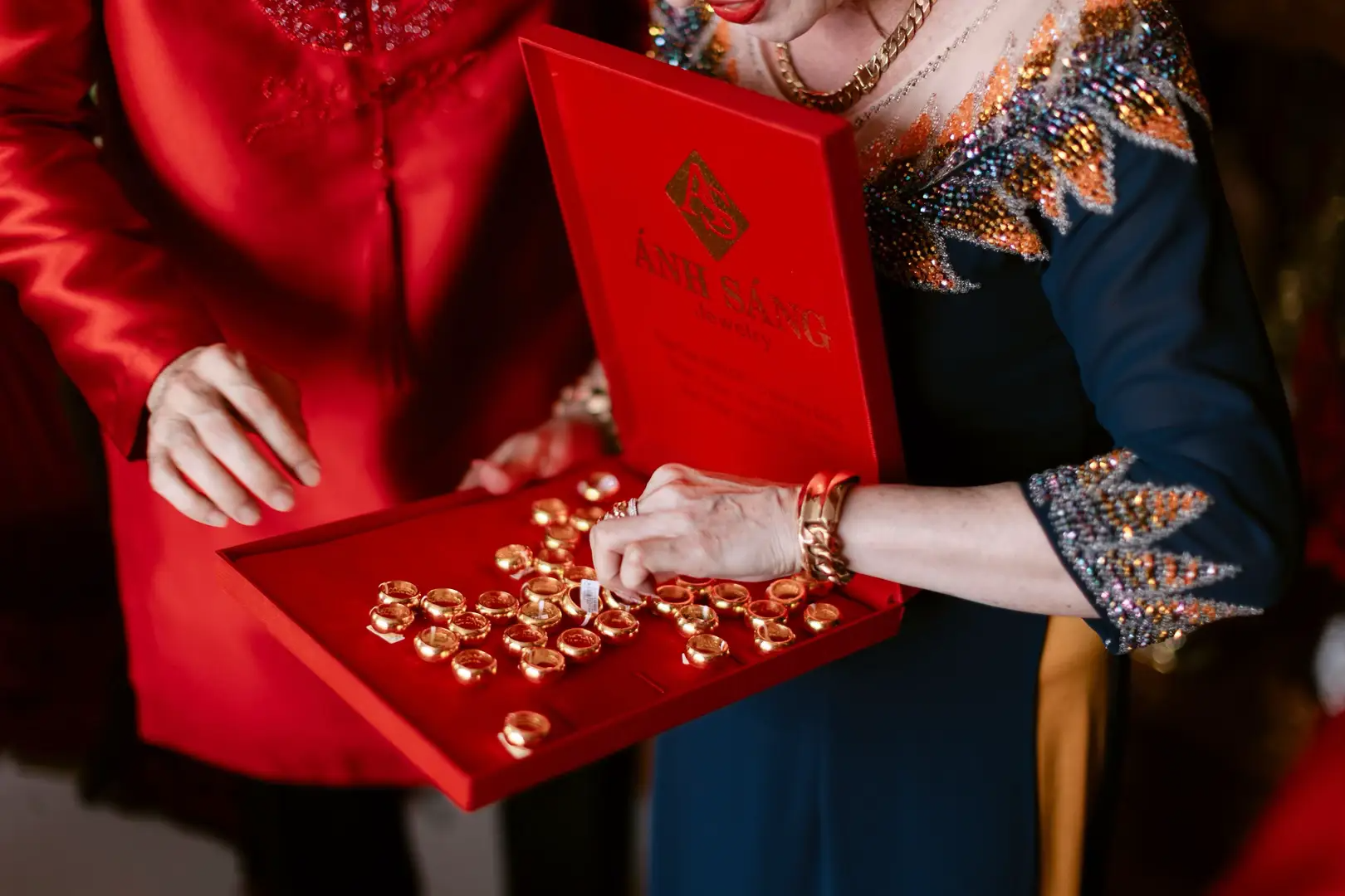 Cô dâu miền Tây lấy chồng Singapore: Hồi môn 57 cây vàng, sổ đỏ 11 tỷ, tổng giá trị ai nghe cũng choáng váng- Ảnh 12.