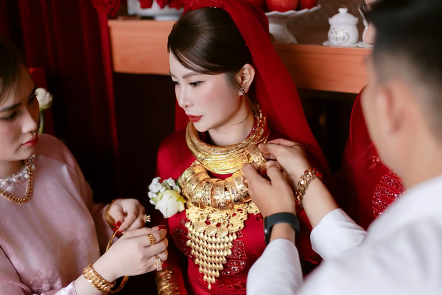 Cô dâu miền Tây lấy chồng Singapore: Hồi môn 57 cây vàng, sổ đỏ 11 tỷ, tổng giá trị ai nghe cũng choáng váng- Ảnh 9.