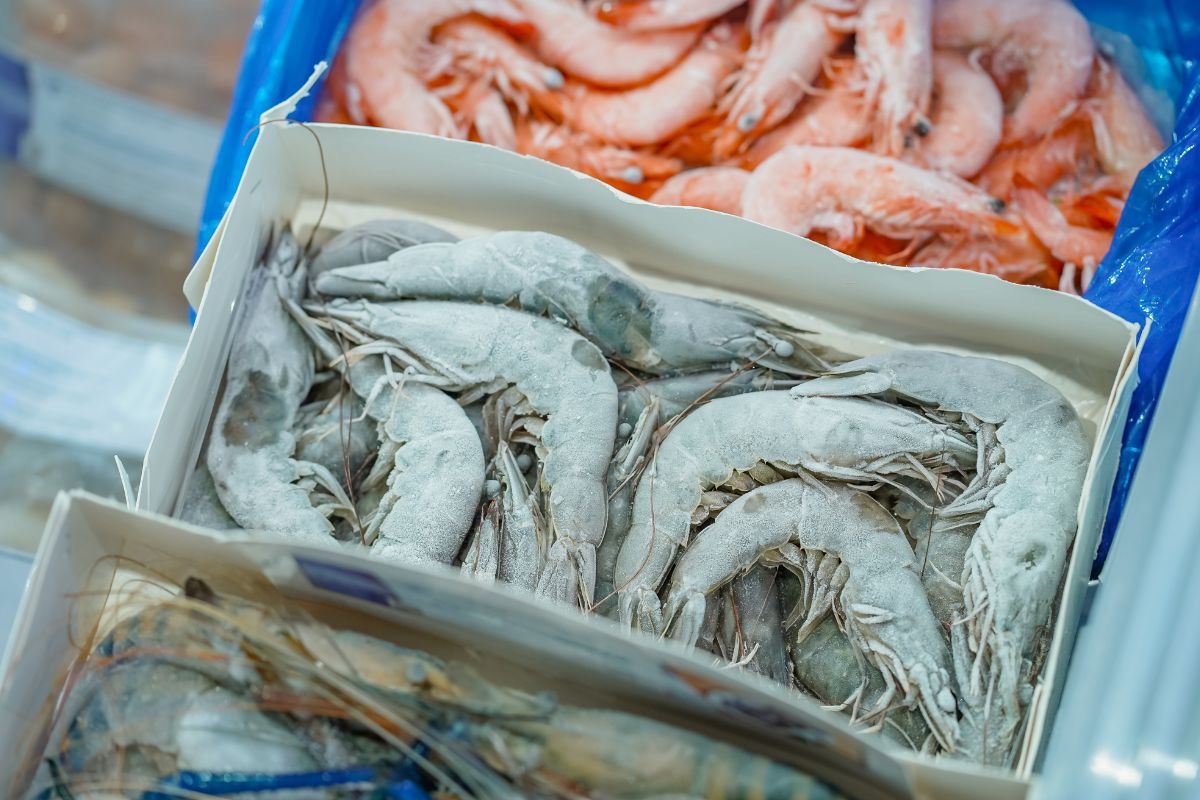 Mua tôm đông lạnh siêu thị: Cao thủ nói dấu hiệu ở đuôi, không phải ai cũng biết- Ảnh 1.