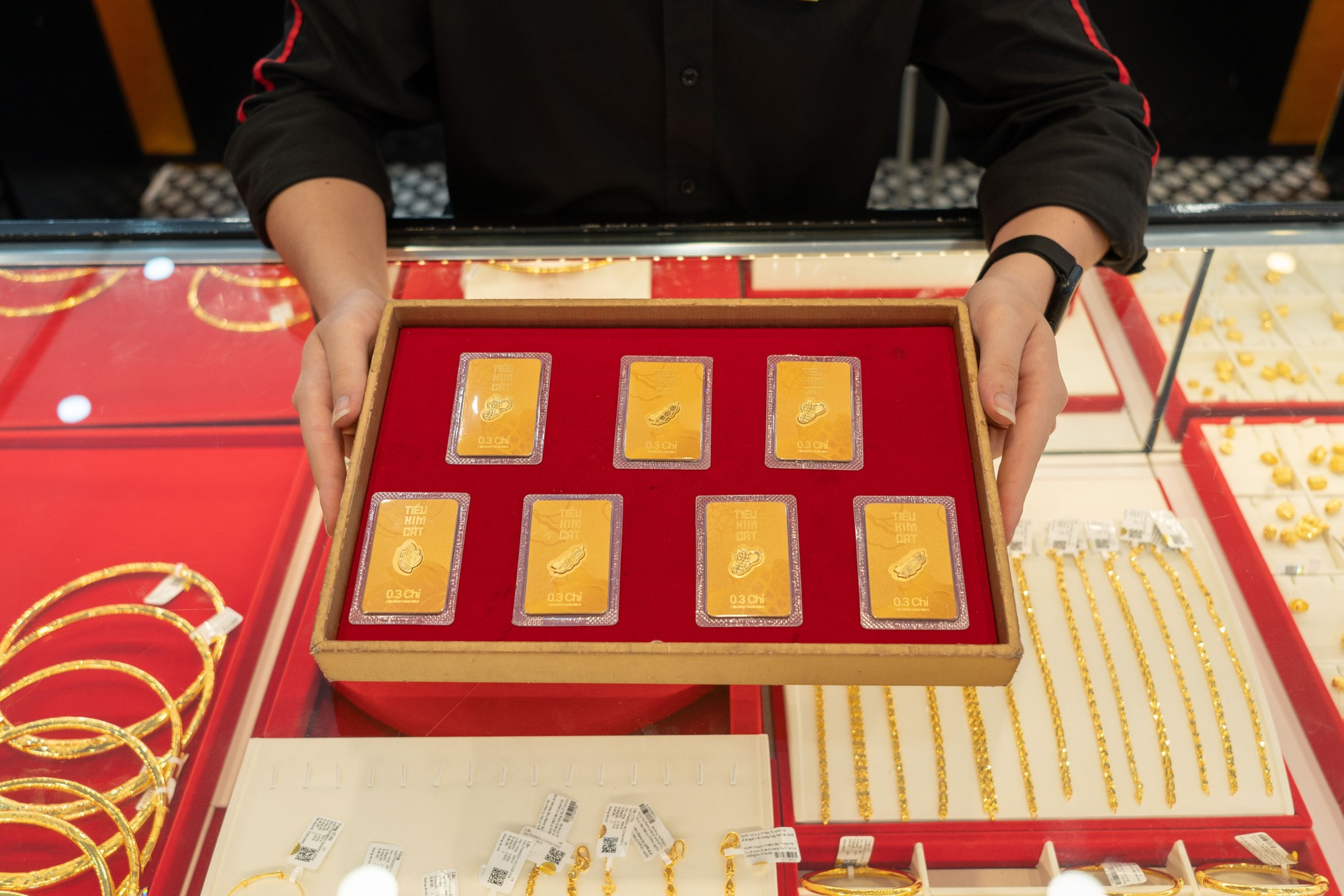 Chiến lược đầu tư vàng và chứng khoán an toàn cho nhà đầu tư bền vững - Ảnh 2.