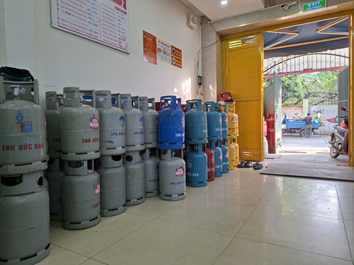 Quán ăn chật vật giữ giá - Ảnh 1.