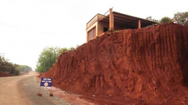 Công an Đồng Nai điều tra vụ hạ cốt nền làm đường khiến nhà dân chênh vênh- Ảnh 2.