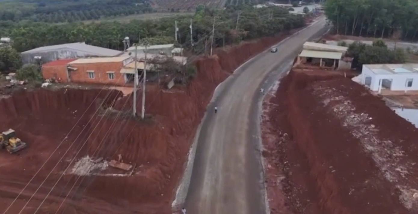 Công an Đồng Nai điều tra vụ hạ cốt nền làm đường khiến nhà dân chênh vênh- Ảnh 1.