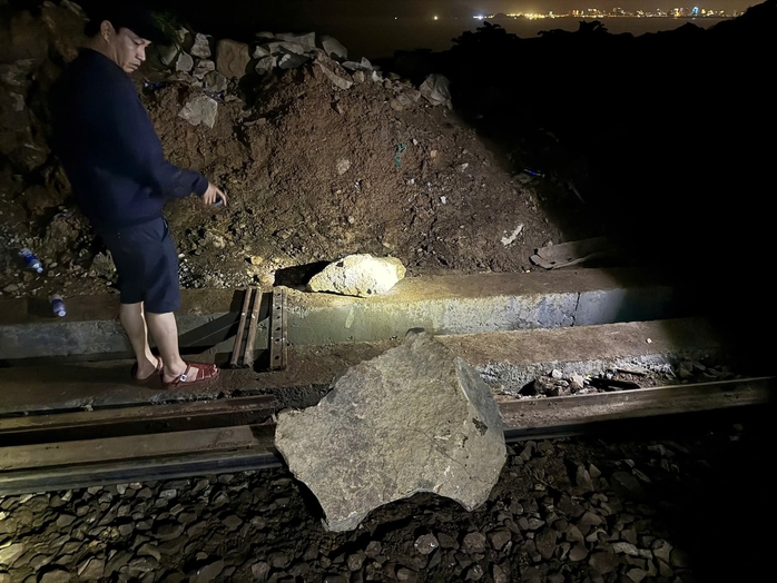 Sự cố đường sắt đèo Hải Vân: Cục CSGT vào cuộc - Ảnh 2.