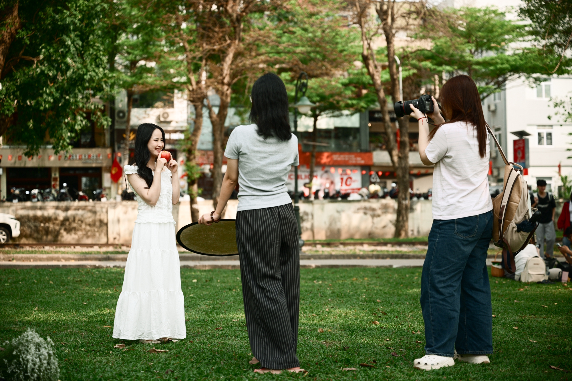 Người Hà Nội đang đổ xô ra công viên Thống Nhất săn lùng một khung cảnh vô thực- Ảnh 12.