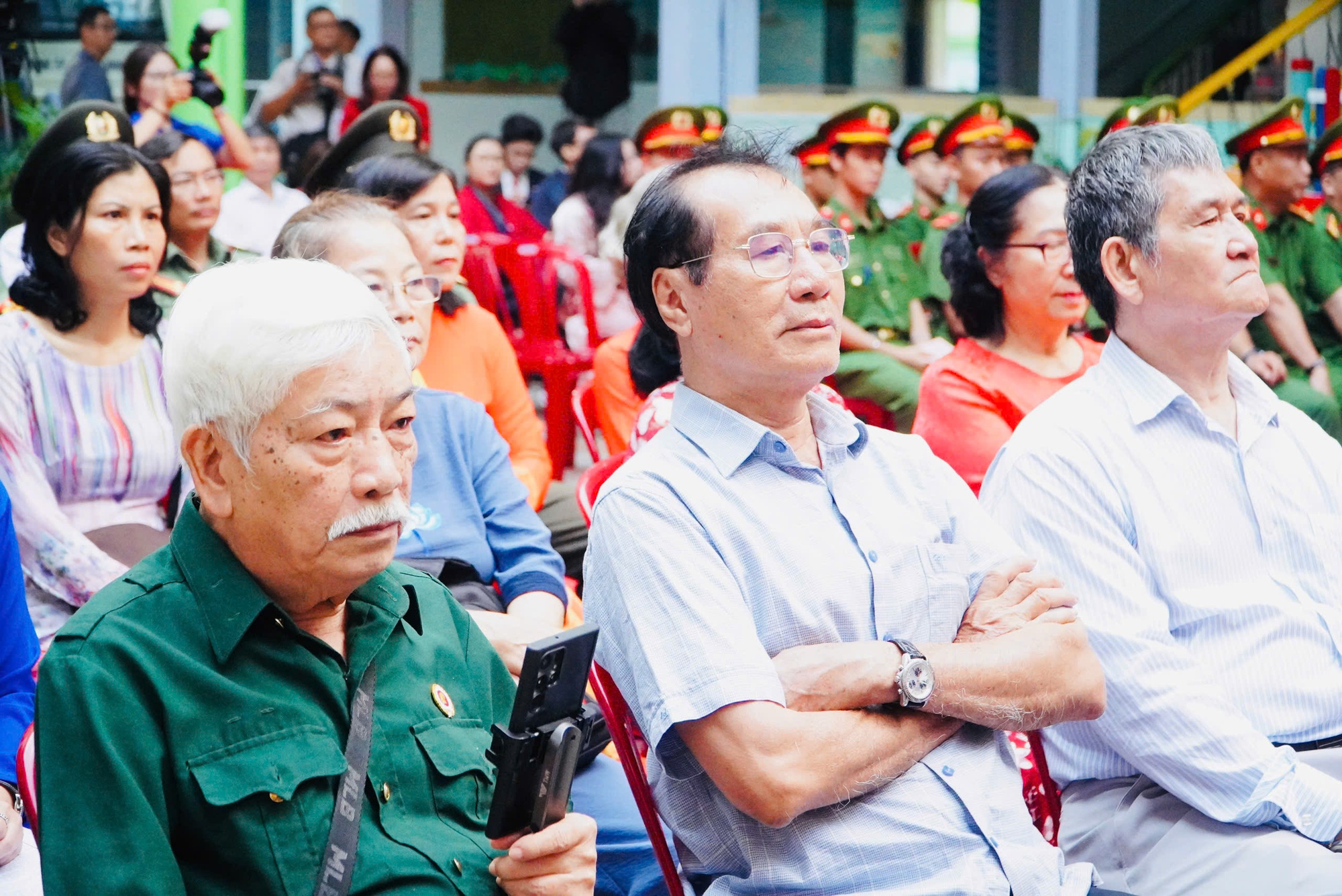 Nguyên Thủ tướng Nguyễn Tấn Dũng và Chủ tịch UBND TPHCM Nguyễn Văn Được bầu cử tại phường Xuân Hòa - Ảnh 9.