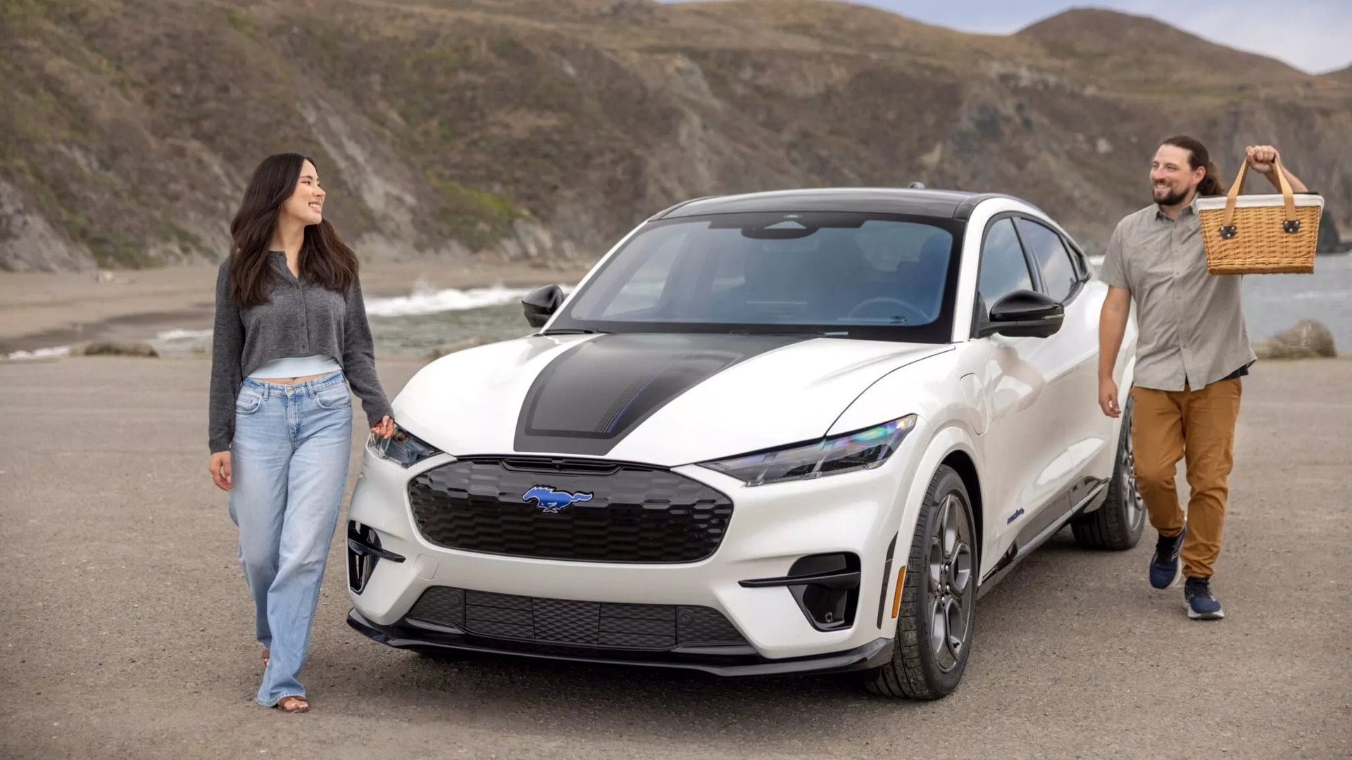 Doanh số xe điện toàn cầu sụt giảm 11% trong tháng 2, các ông lớn nhanh tay tìm "phao cứu sinh" ở mảng kinh doanh mới - quy mô thị trường gần 100 tỷ USD- Ảnh 2.