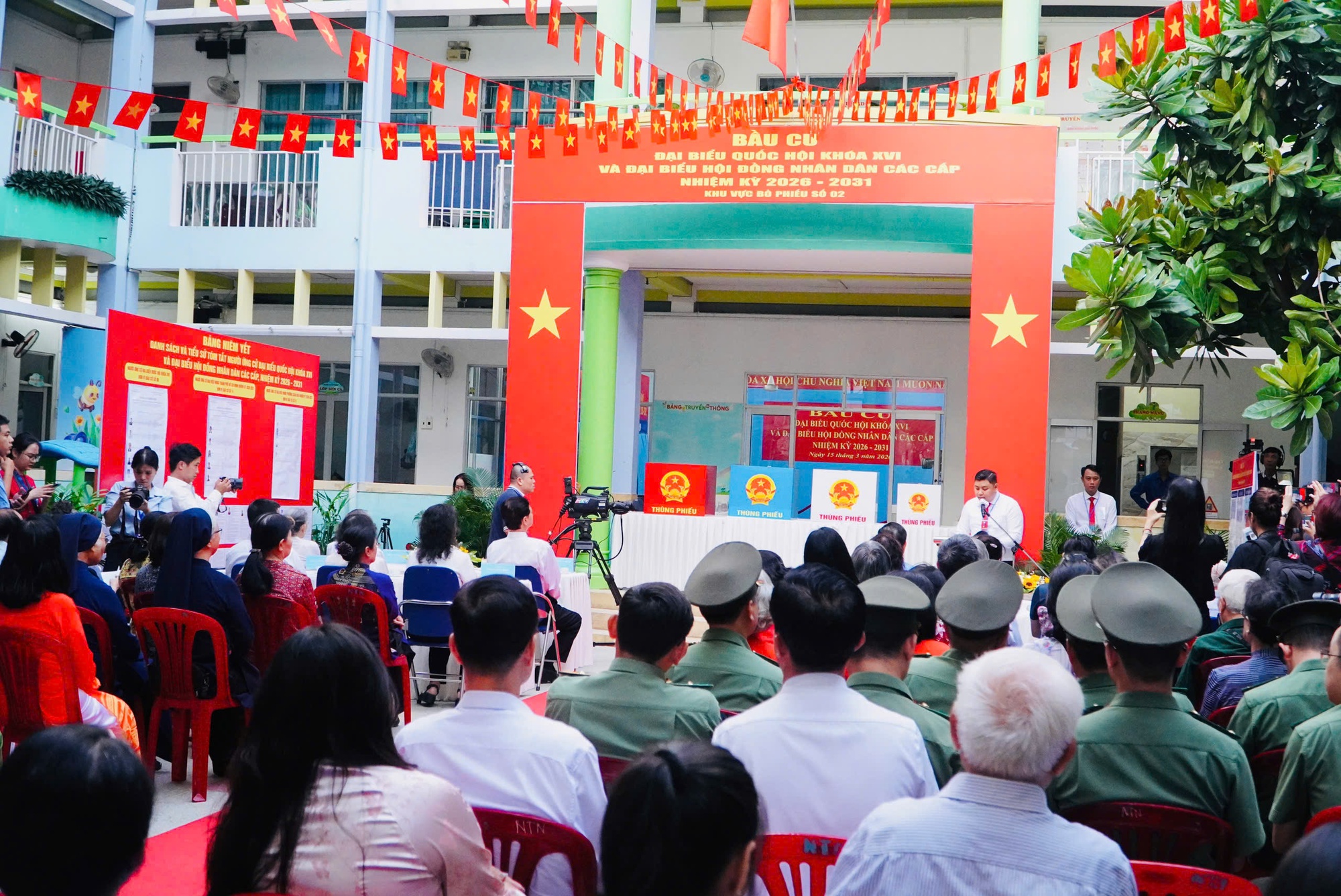 Nguyên Thủ tướng Nguyễn Tấn Dũng và Chủ tịch UBND TPHCM Nguyễn Văn Được bầu cử tại phường Xuân Hòa - Ảnh 3.