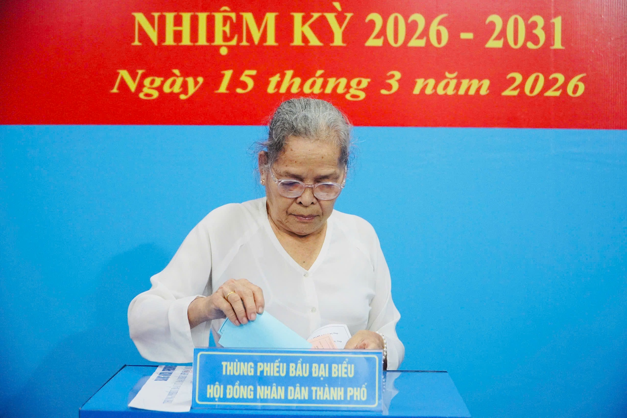 Nguyên Thủ tướng Nguyễn Tấn Dũng và Chủ tịch UBND TPHCM Nguyễn Văn Được bầu cử tại phường Xuân Hòa - Ảnh 8.