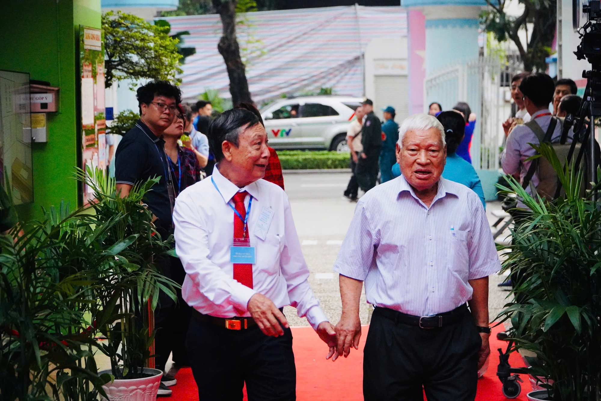 Nguyên Thủ tướng Nguyễn Tấn Dũng và Chủ tịch UBND TPHCM Nguyễn Văn Được bầu cử tại phường Xuân Hòa - Ảnh 5.