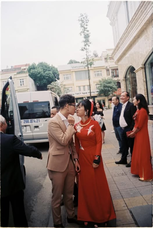 Nam ca sĩ tổ chức đám cưới nhưng không ai biết: Đen Vâu lẻ bóng đến dự, 1 cặp sao bị "tóm dính" tình tứ - Ảnh 10.