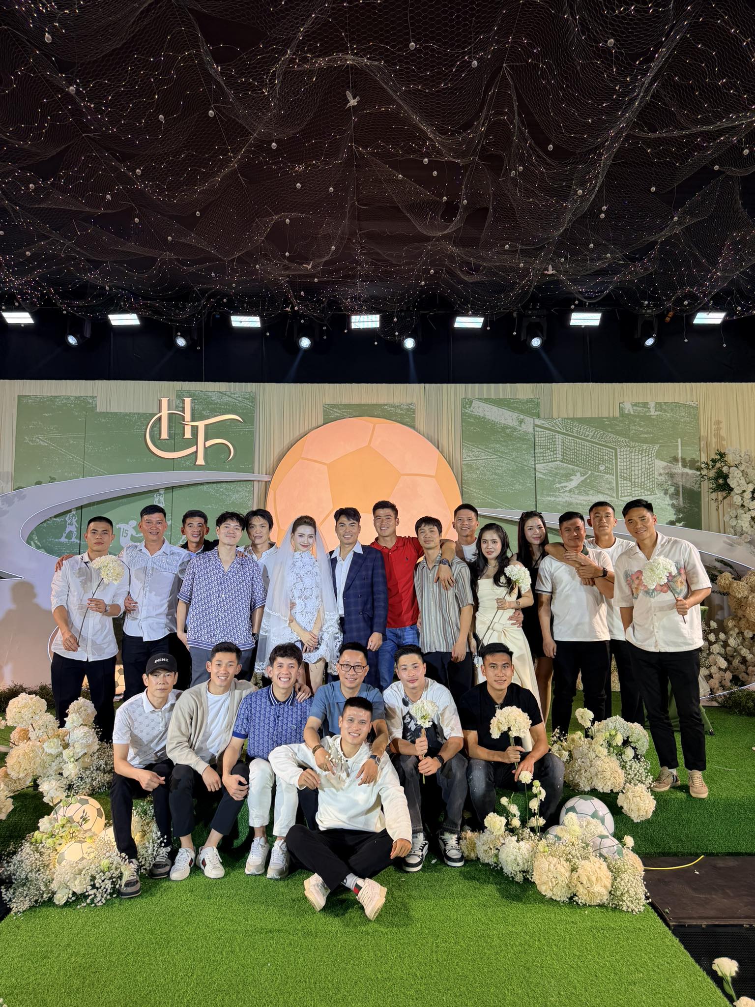 Hiếm hoi lắm mới thấy Công Phượng, dàn tuyển thủ U19 Việt Nam gây bão năm nào hội ngộ ở đám cưới Đức Huy- Ảnh 4.