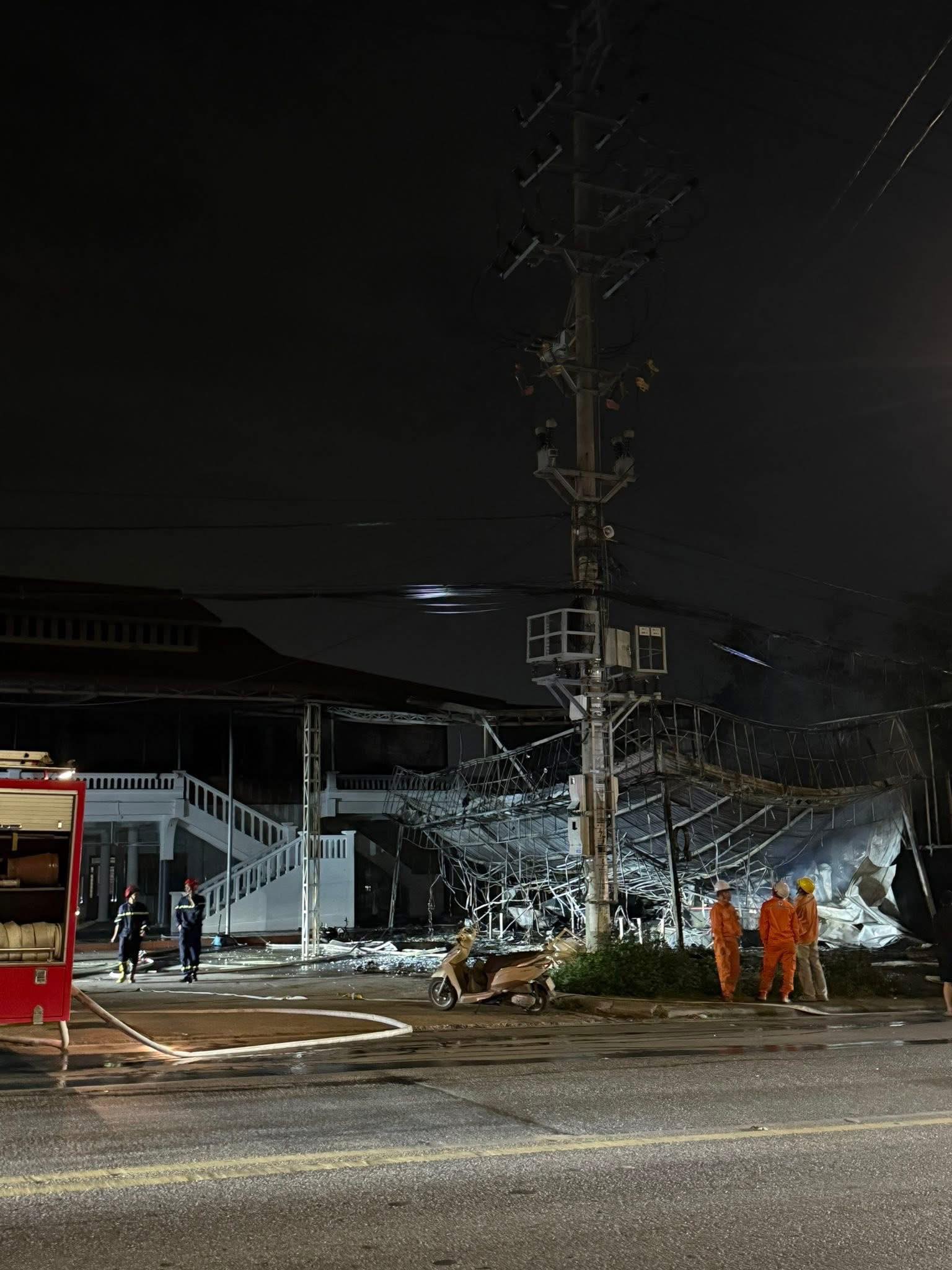 NÓNG: Cháy lớn tại quán Mixue ở Quảng Ninh, lửa bùng dữ dội thiêu rụi cửa hàng khiến nhiều người hốt hoảng- Ảnh 4.