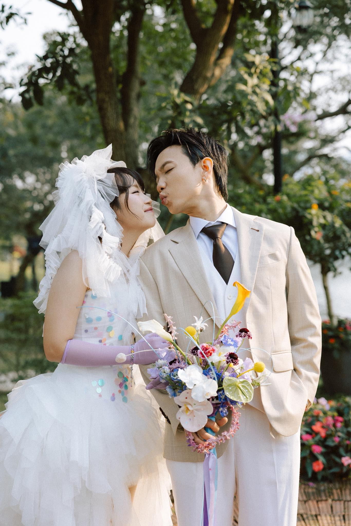 Nam ca sĩ tổ chức đám cưới nhưng không ai biết: Đen Vâu lẻ bóng đến dự, 1 cặp sao bị "tóm dính" tình tứ - Ảnh 1.