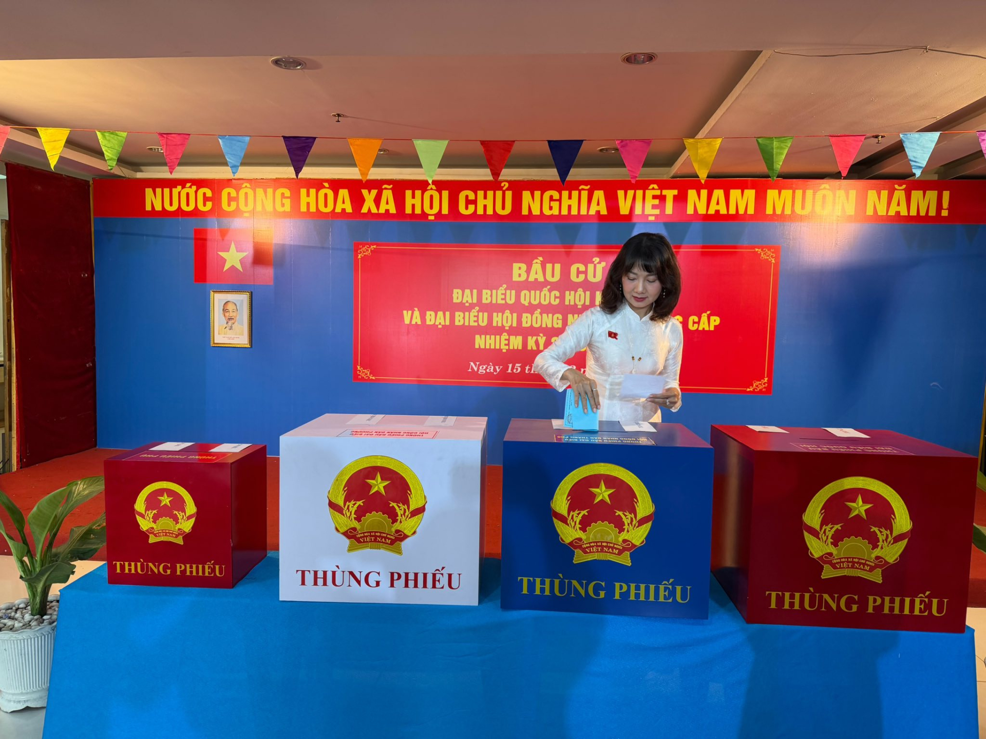 Dàn nghệ sĩ Việt tự hào, rạng rỡ đi bầu cử sáng nay!- Ảnh 10.