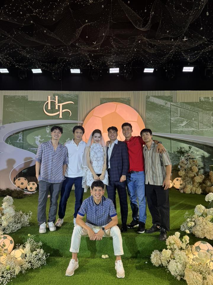 Hiếm hoi lắm mới thấy Công Phượng, dàn tuyển thủ U19 Việt Nam gây bão năm nào hội ngộ ở đám cưới Đức Huy- Ảnh 3.