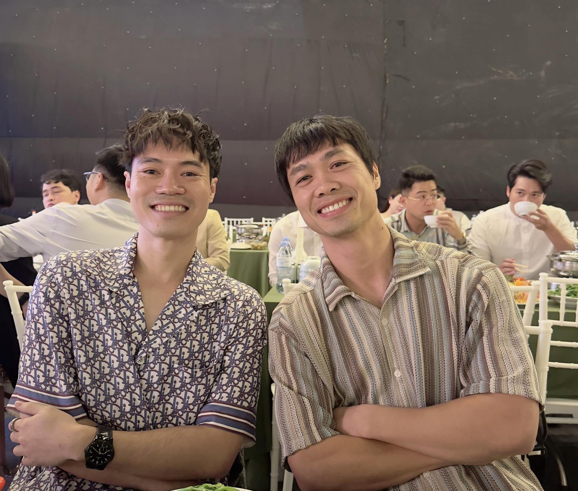 Hiếm hoi lắm mới thấy Công Phượng, dàn tuyển thủ U19 Việt Nam gây bão năm nào hội ngộ ở đám cưới Đức Huy- Ảnh 1.