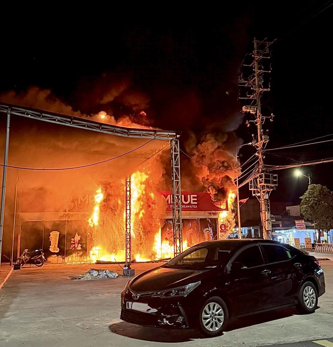 NÓNG: Cháy lớn tại quán Mixue ở Quảng Ninh, lửa bùng dữ dội thiêu rụi cửa hàng khiến nhiều người hốt hoảng- Ảnh 2.