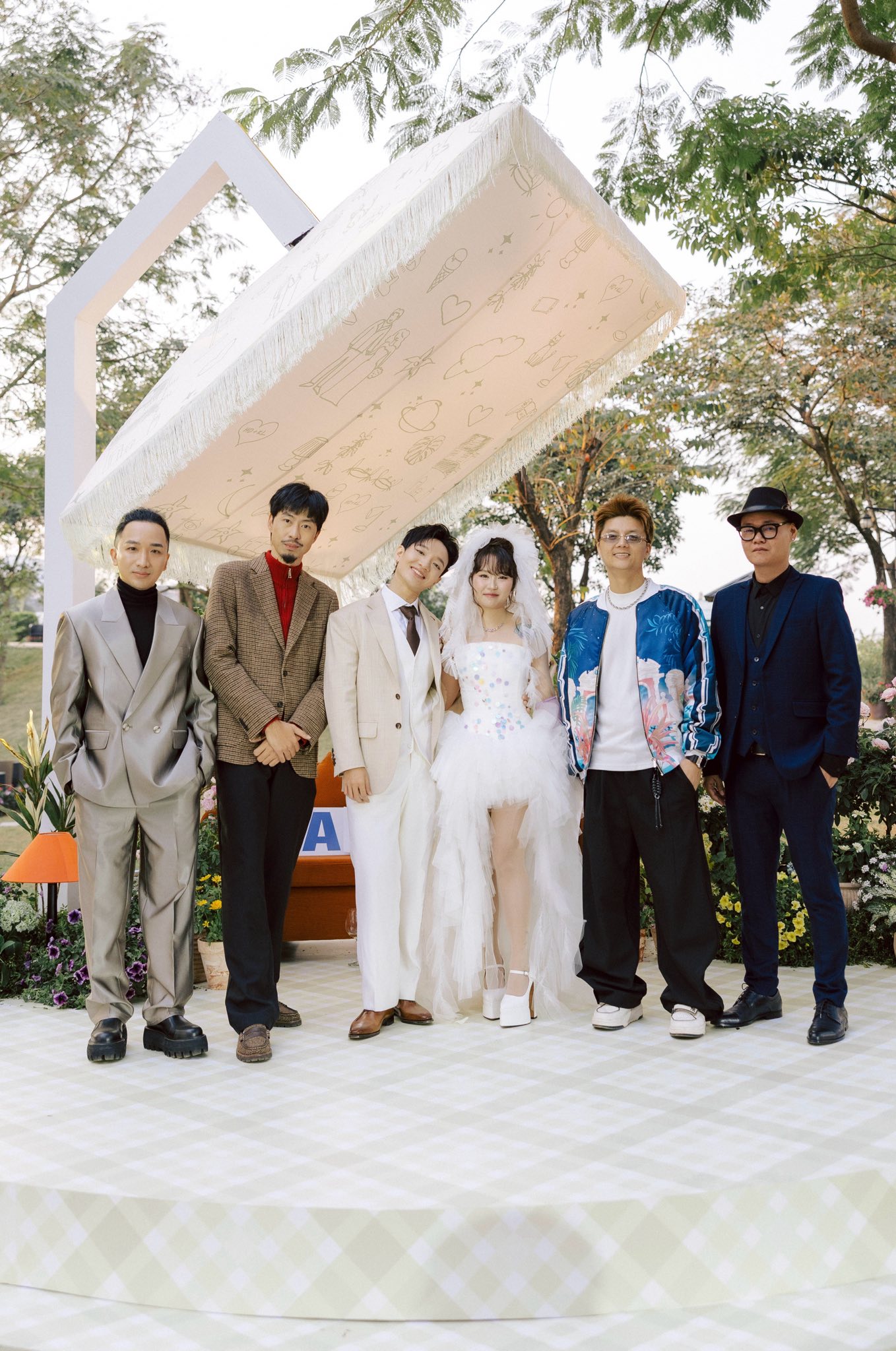 Nam ca sĩ tổ chức đám cưới nhưng không ai biết: Đen Vâu lẻ bóng đến dự, 1 cặp sao bị "tóm dính" tình tứ - Ảnh 4.