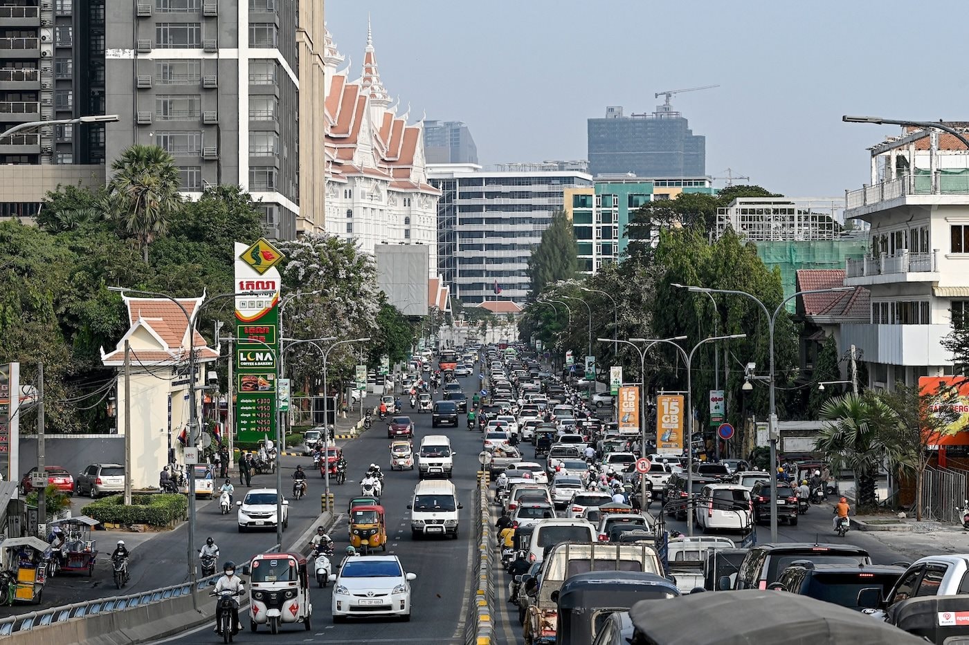 Thiếu hụt nhiên liệu trầm trọng, người dân Campuchia chứng kiến “cú sốc” đầu tiên- Ảnh 1.