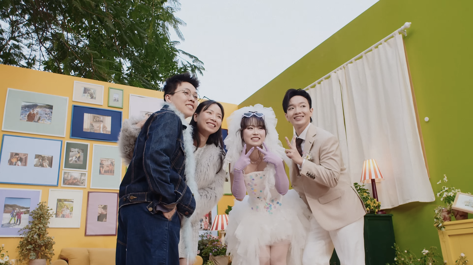 Nam ca sĩ tổ chức đám cưới nhưng không ai biết: Đen Vâu lẻ bóng đến dự, 1 cặp sao bị "tóm dính" tình tứ - Ảnh 8.