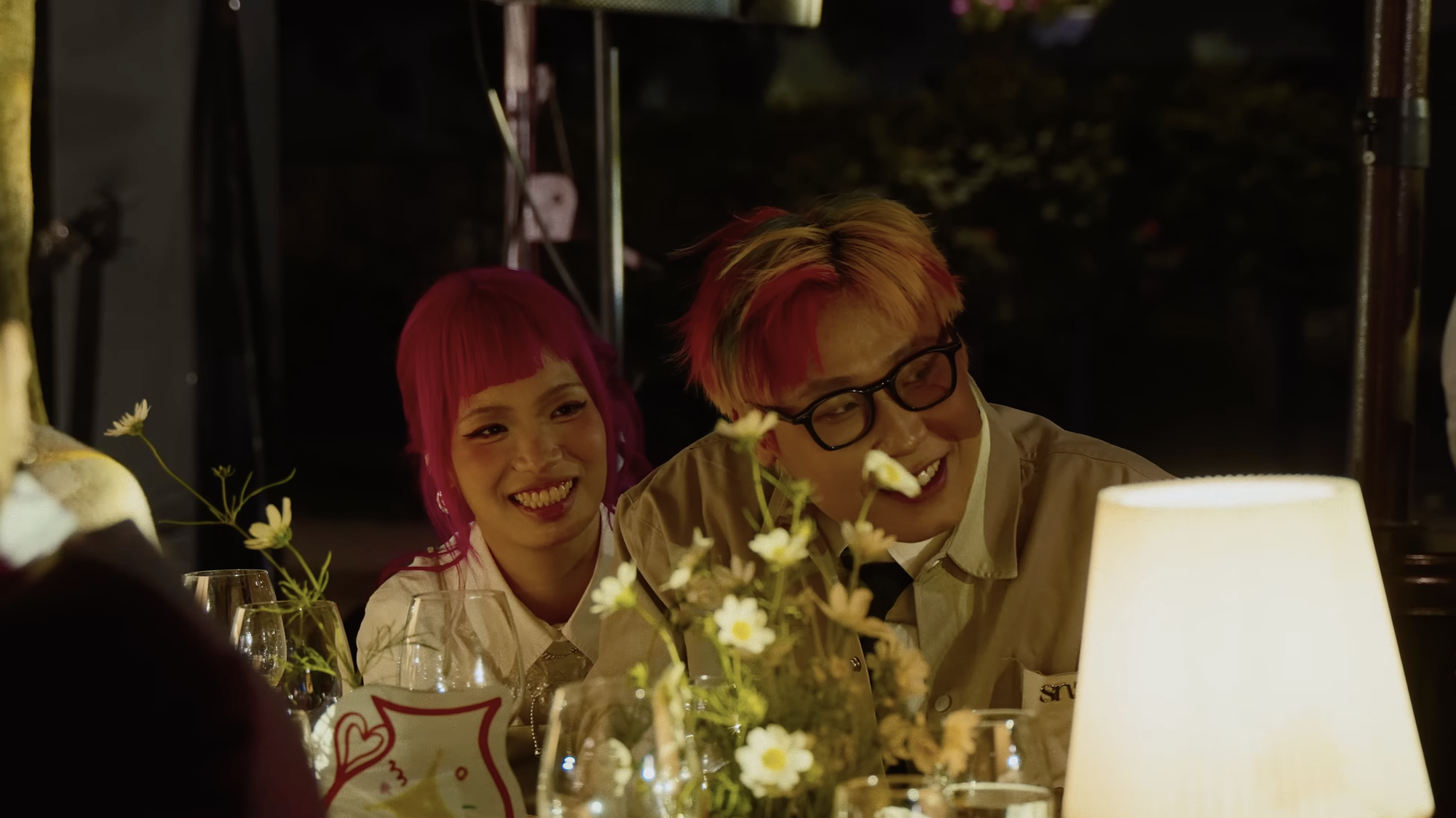 Nam ca sĩ tổ chức đám cưới nhưng không ai biết: Đen Vâu lẻ bóng đến dự, 1 cặp sao bị "tóm dính" tình tứ - Ảnh 7.