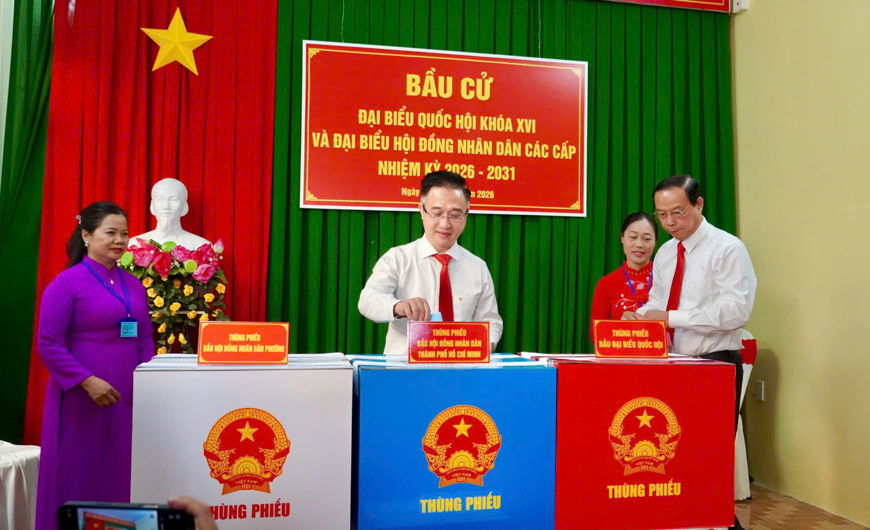 Hình ảnh lãnh đạo, nguyên lãnh đạo Đảng, nhà nước, TPHCM đi bầu cử - Ảnh 13.