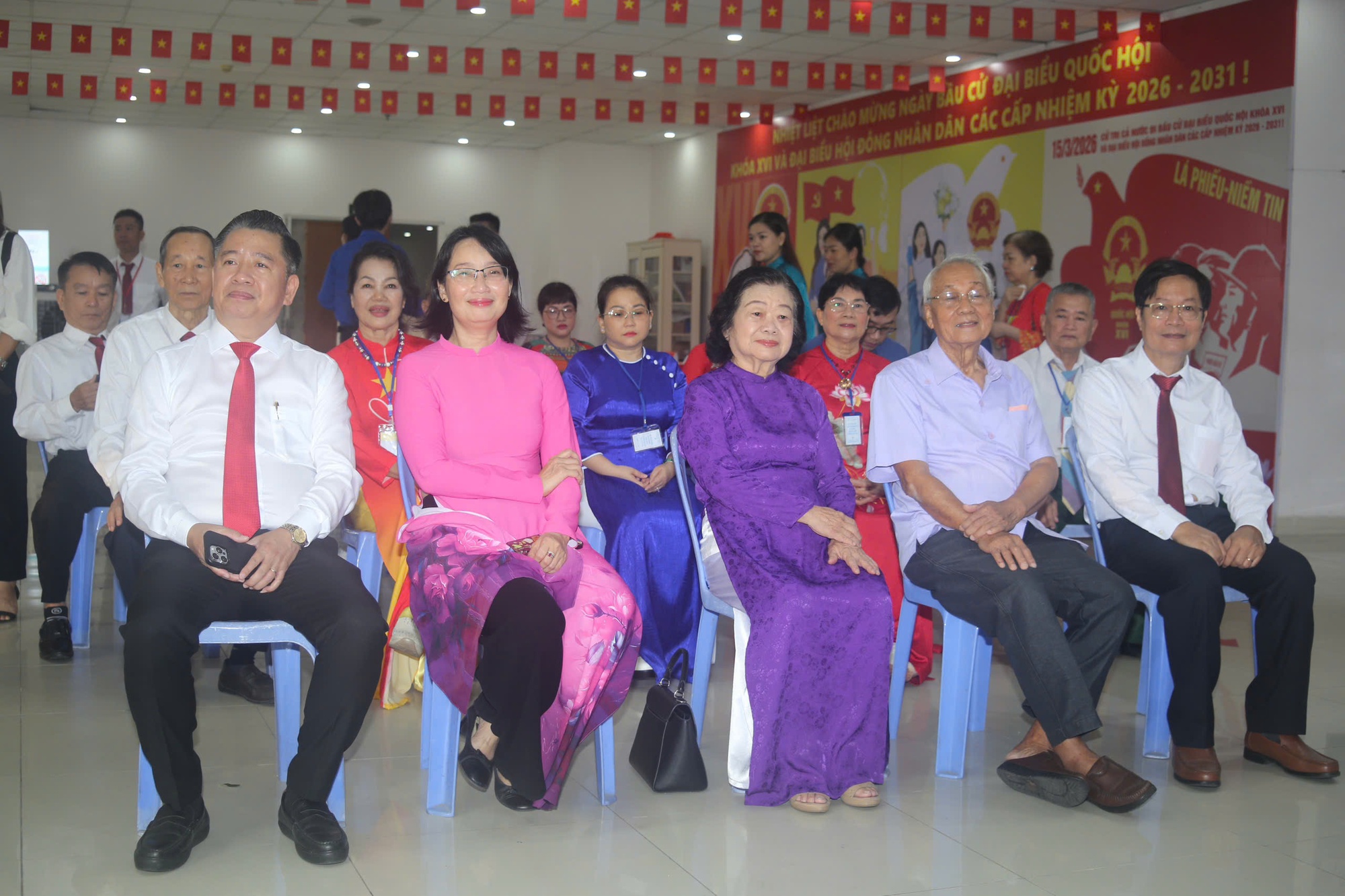 Hình ảnh lãnh đạo, nguyên lãnh đạo Đảng, nhà nước, TPHCM đi bầu cử - Ảnh 12.