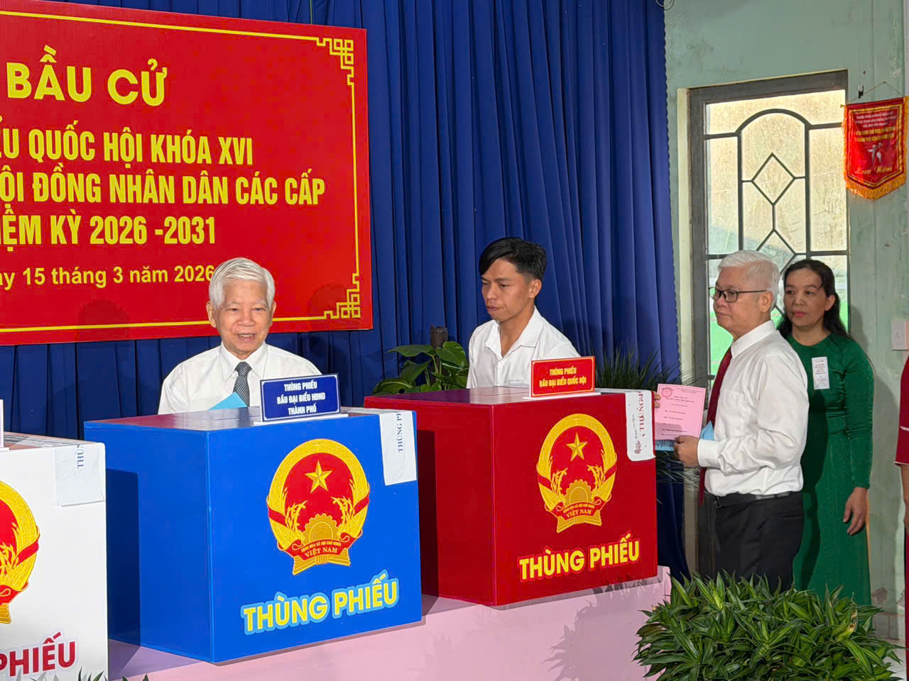 Hình ảnh lãnh đạo, nguyên lãnh đạo Đảng, nhà nước, TPHCM đi bầu cử - Ảnh 3.