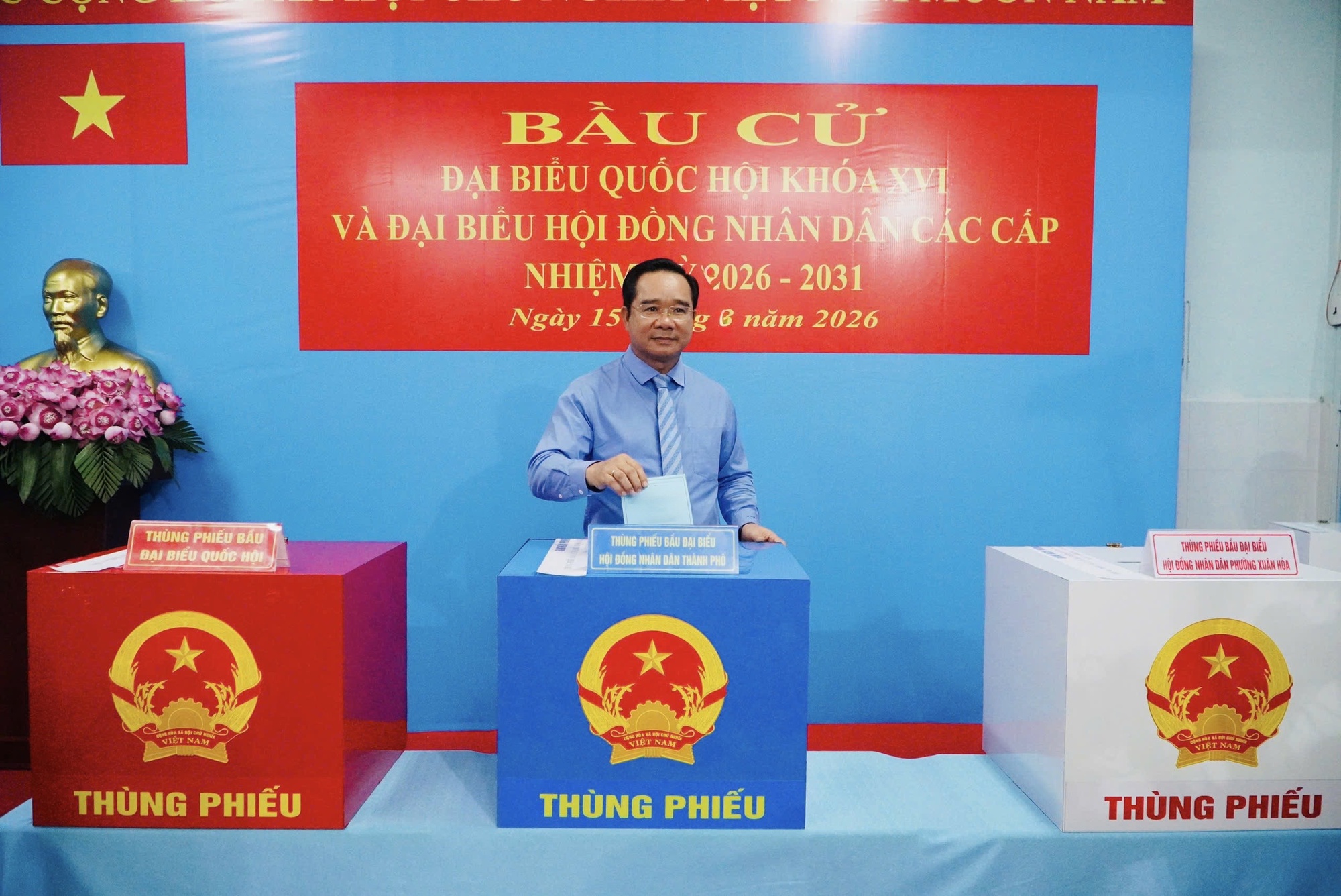 Nguyên Thủ tướng Nguyễn Tấn Dũng và Chủ tịch UBND TPHCM Nguyễn Văn Được bầu cử tại phường Xuân Hòa - Ảnh 7.