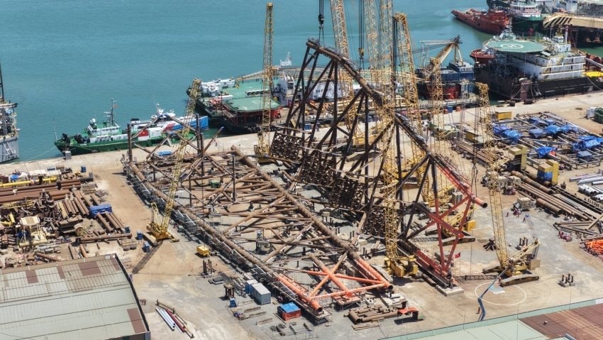 Huy động dàn cần cẩu hạng nặng lắp dựng cấu kiện 1.200 tấn tại dự án 4.000 tỷ đồng- Ảnh 1.