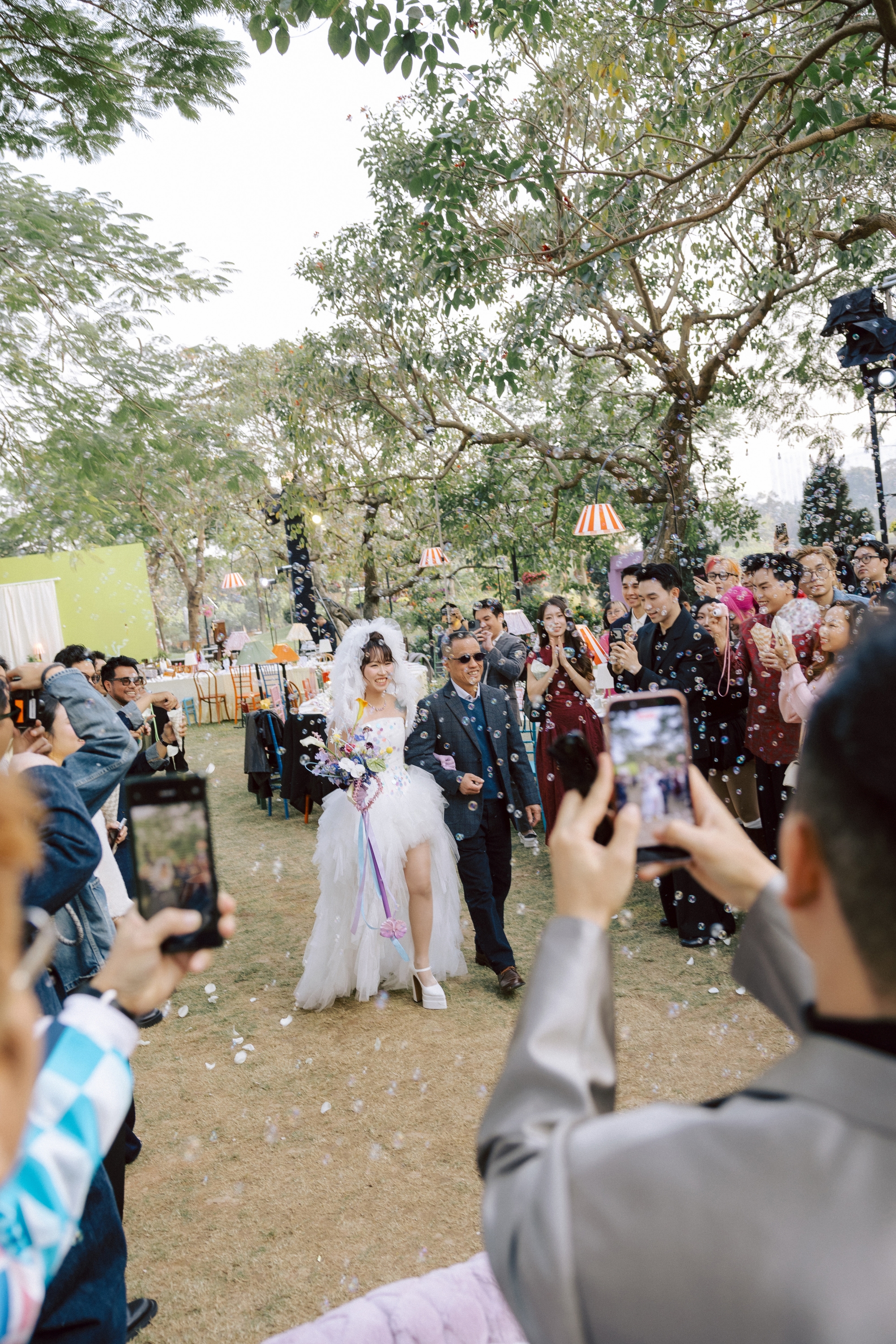 Nam ca sĩ tổ chức đám cưới nhưng không ai biết: Đen Vâu lẻ bóng đến dự, 1 cặp sao bị "tóm dính" tình tứ - Ảnh 2.