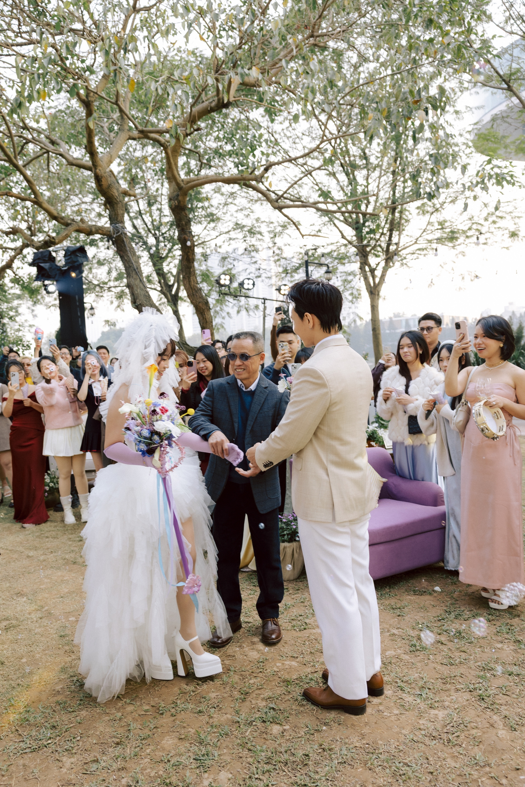 Nam ca sĩ tổ chức đám cưới nhưng không ai biết: Đen Vâu lẻ bóng đến dự, 1 cặp sao bị "tóm dính" tình tứ - Ảnh 3.