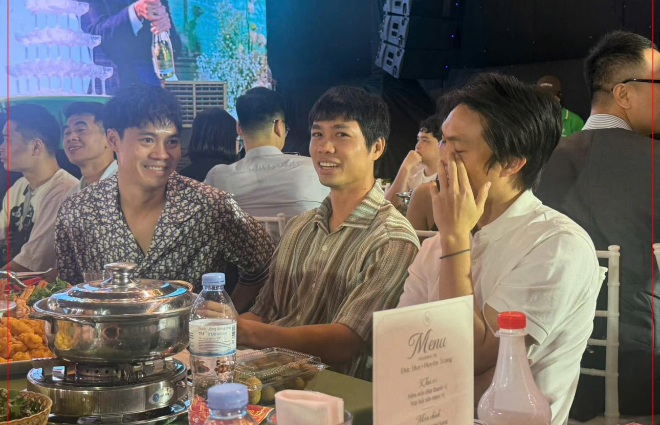 Hiếm hoi lắm mới thấy Công Phượng, dàn tuyển thủ U19 Việt Nam gây bão năm nào hội ngộ ở đám cưới Đức Huy- Ảnh 2.