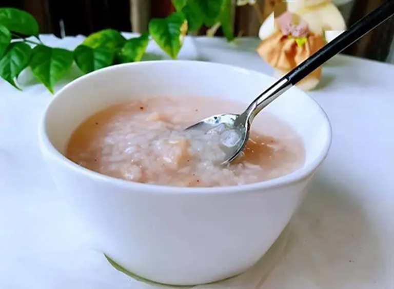 Người phụ nữ 55 tuổi kiên trì ăn 2 bữa mỗi ngày, sau 1 năm đi khám sức khỏe, cơ thể xuất hiện 3 thay đổi bất ngờ - Ảnh 1.