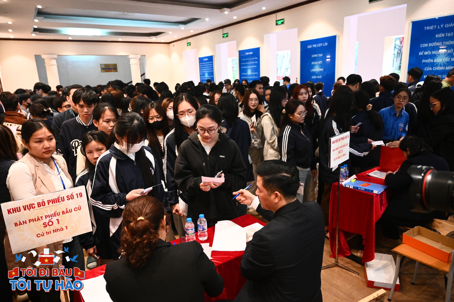 18 tuổi lần đầu đi bầu cử: Dậy từ 5h sáng vì hồi hộp, thấy bản thân "trưởng thành trong chớp mắt"- Ảnh 3.