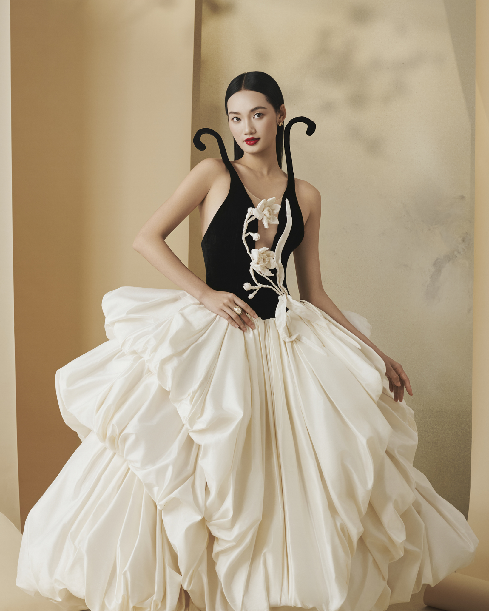 NTK Nguyễn Phúc Tuấn tôn vinh văn hoa Huế và lụa Việt - Ảnh 1.