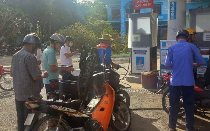 Hà Nội đã xử lý trường hợp bán xăng dầu nhỏ giọt - Ảnh 1.