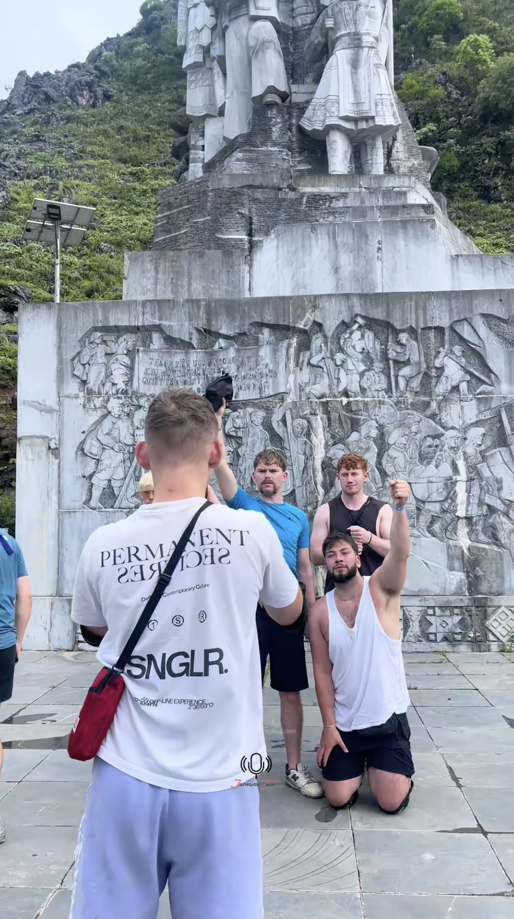 Khách Tây đồng loạt quỳ gối trước tượng đài ở Hà Giang khiến người bản địa phải ngả mũ - Ảnh 1.