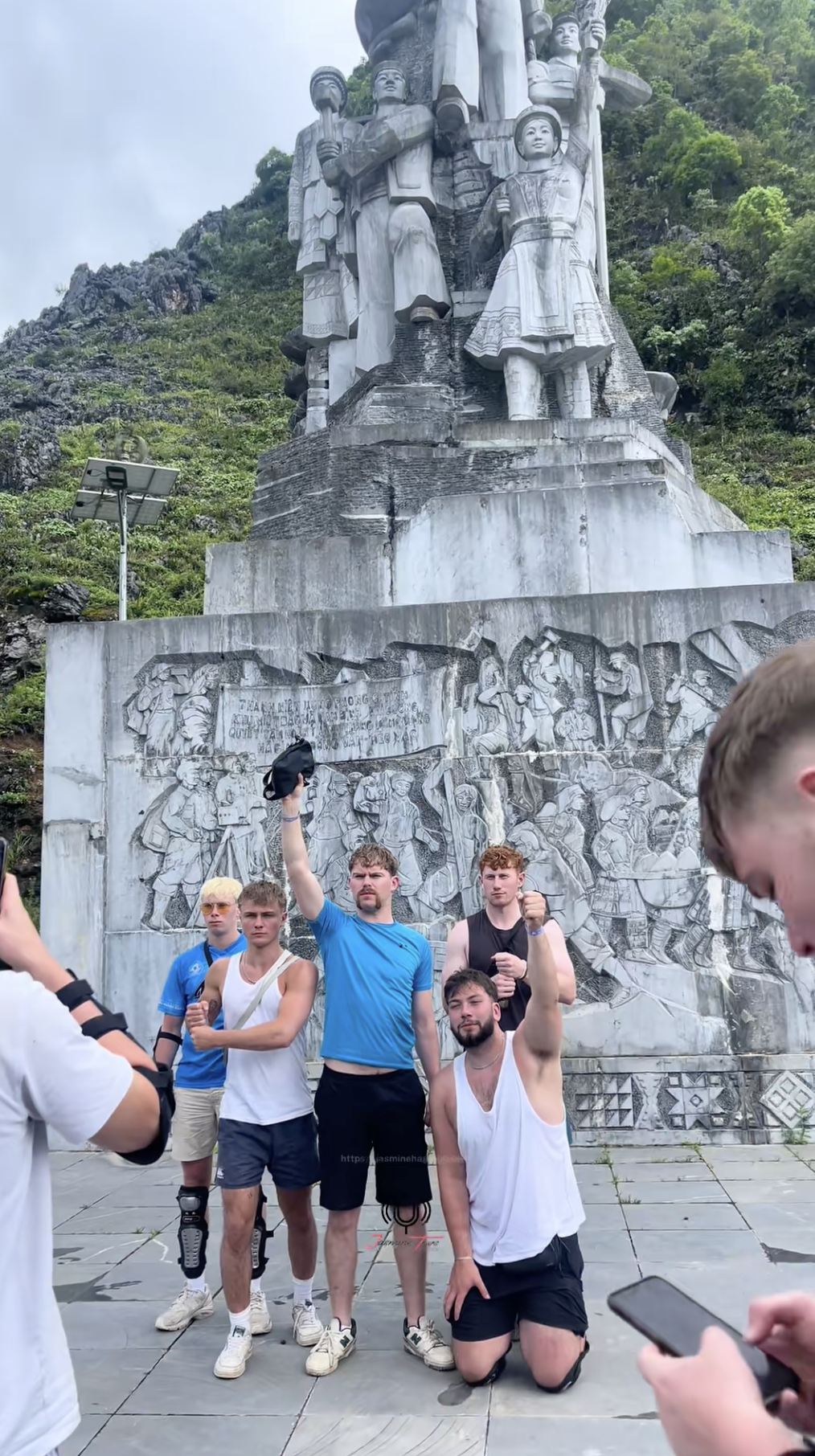 Khách Tây đồng loạt quỳ gối trước tượng đài ở Hà Giang khiến người bản địa phải ngả mũ - Ảnh 2.