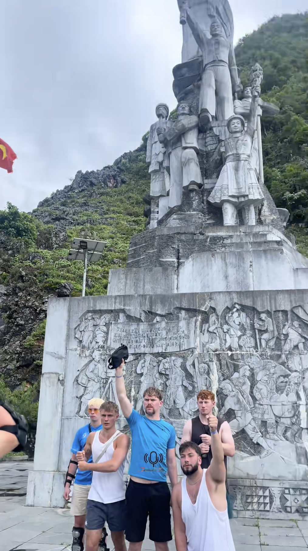 Khách Tây đồng loạt quỳ gối trước tượng đài ở Hà Giang khiến người bản địa phải ngả mũ - Ảnh 3.