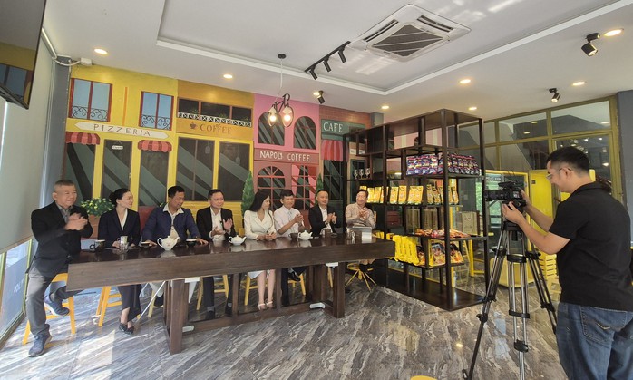 Nghịch lý: Nước không trồng cây cà phê nào lại có nhiều thương hiệu cà phê mạnh toàn cầu- Ảnh 1. Nghịch lý: Nước không trồng cây cà phê nào lại có nhiều thương hiệu cà phê mạnh toàn cầu- Ảnh 1.