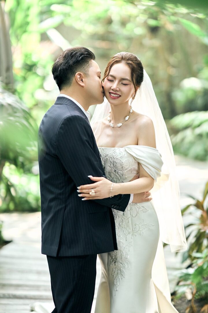 10 năm hôn nhân của 'đạo diễn trăm tỷ' Victor Vũ và bà xã hoa khôi Tây Đô- Ảnh 12.