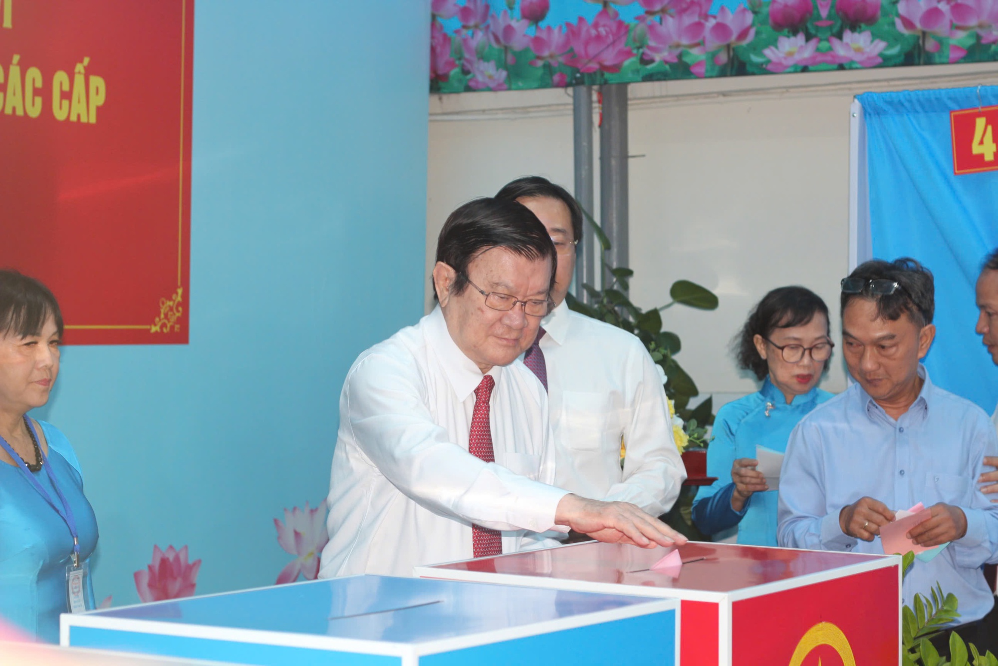 Hình ảnh lãnh đạo, nguyên lãnh đạo Đảng, nhà nước, TPHCM đi bầu cử - Ảnh 4.