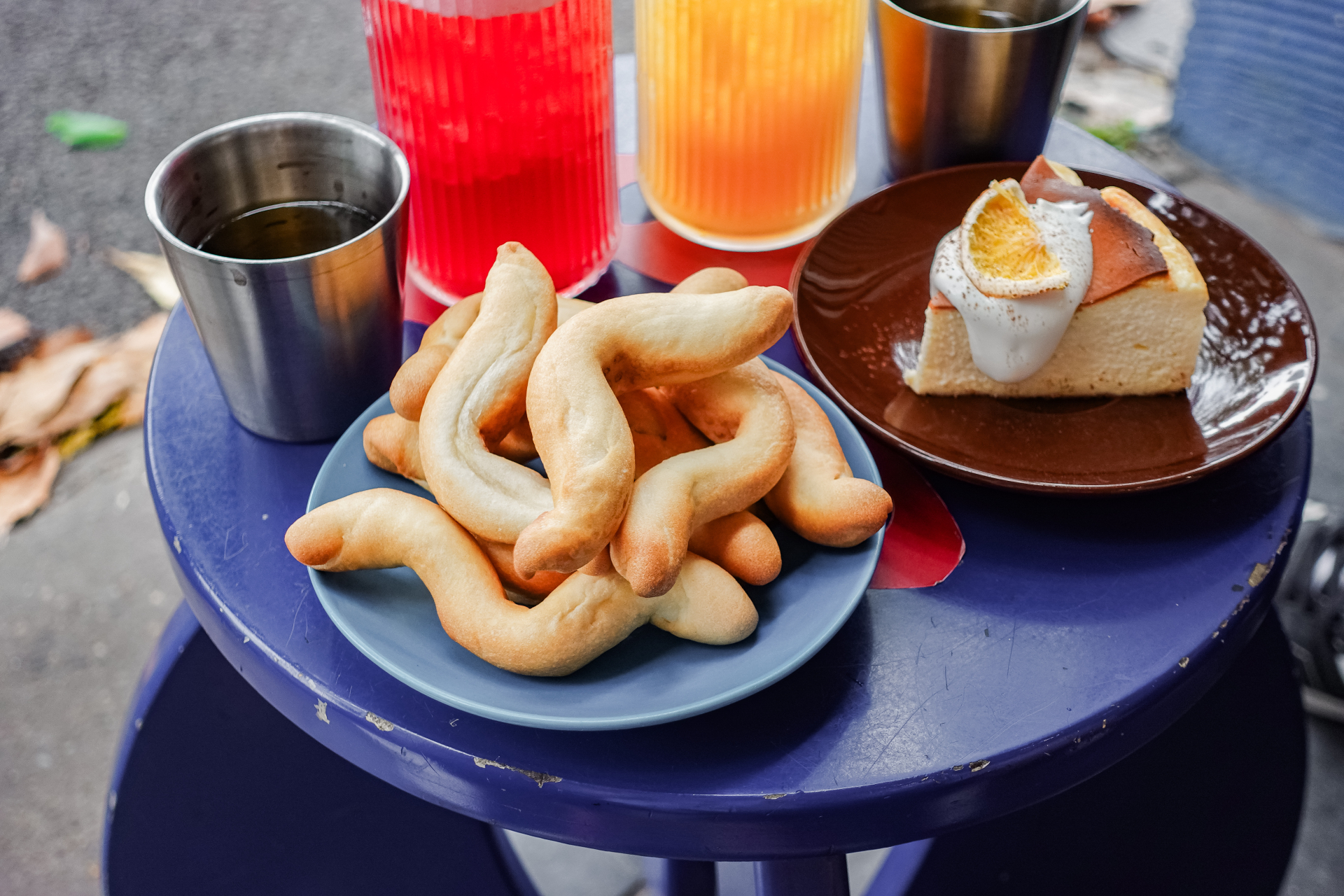 Khách xếp hàng như mua vàng, loại bánh mì "oằn tà là vằn" ở Hải Phòng có gì mà hot đến vậy?- Ảnh 1.