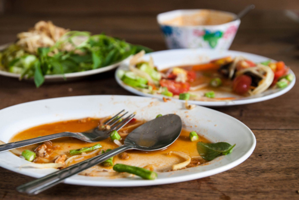 Thức ăn thừa gây ung thư: Vì sao có món để qua đêm vẫn ăn được, nhưng có món hâm nóng kỹ đến đâu cũng đừng tiếc?- Ảnh 1.