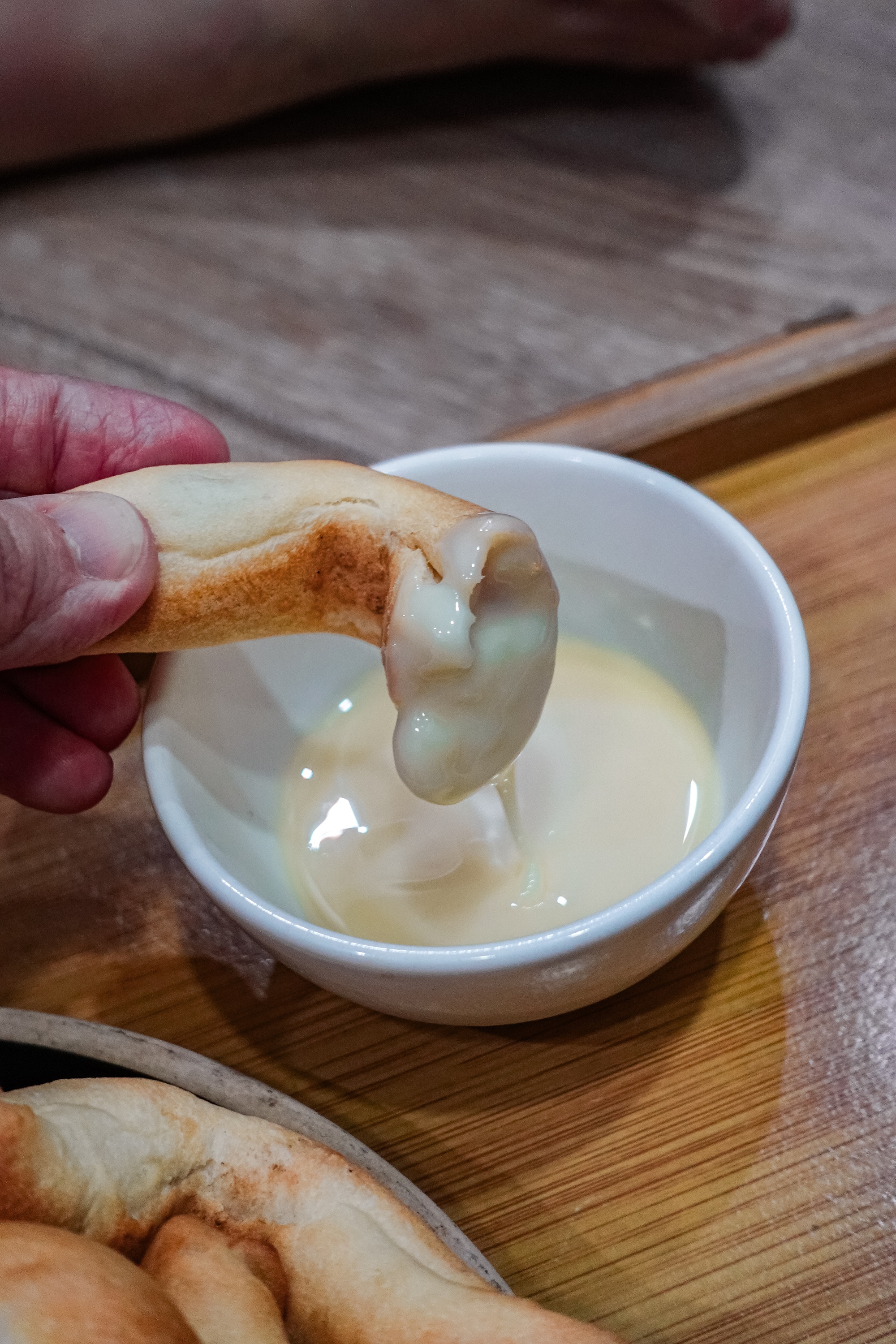 Khách xếp hàng như mua vàng, loại bánh mì "oằn tà là vằn" ở Hải Phòng có gì mà hot đến vậy?- Ảnh 11.