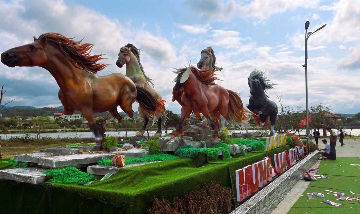 Hoàn cảnh của 2 cháu nhỏ đập phá mô hình "Mã đáo thành công" 400 triệu đồng, trưởng thôn tiết lộ bất ngờ - Ảnh 1.