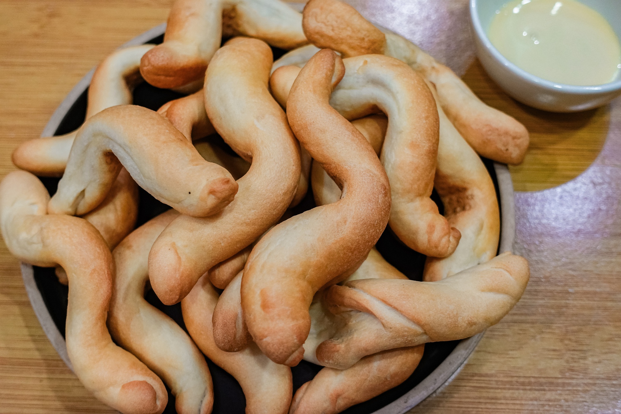 Khách xếp hàng như mua vàng, loại bánh mì "oằn tà là vằn" ở Hải Phòng có gì mà hot đến vậy?- Ảnh 12.